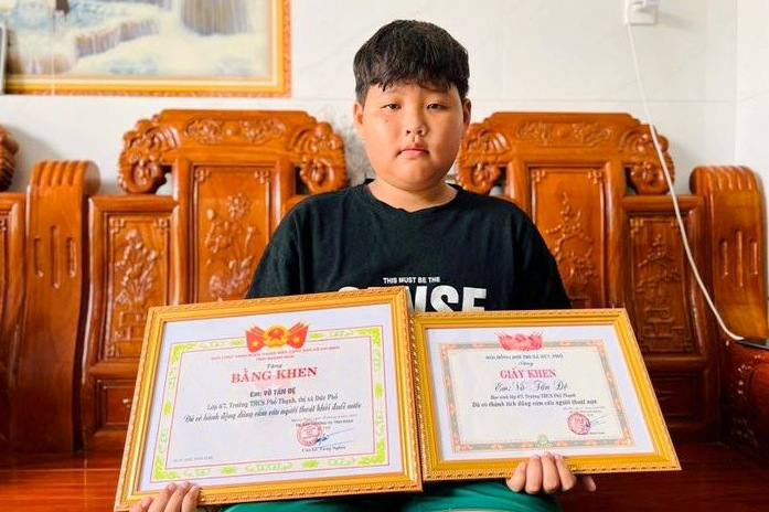 Học sinh lớp 6 cứu hai người đuối nước được Chủ tịch tỉnh tặng Bằng khen