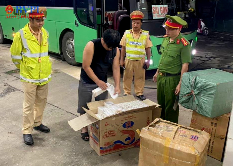 Bắt giữ gần 10 000 bao thuốc lá lậu vận chuyển bằng xe khách