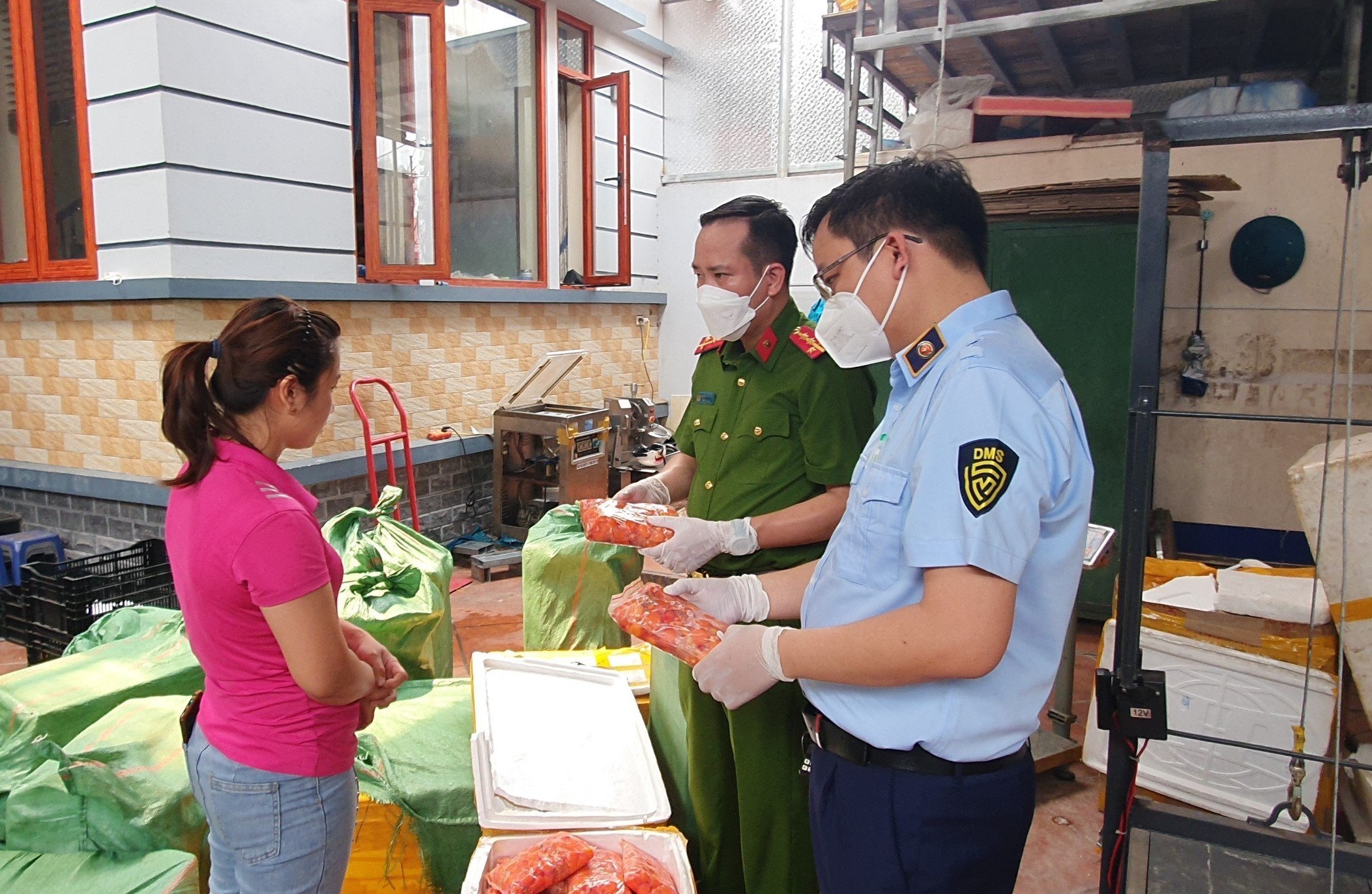 Thu giữ gần 1 tấn trứng non gia cầm và nầm động vật đông lạnh bốc mùi