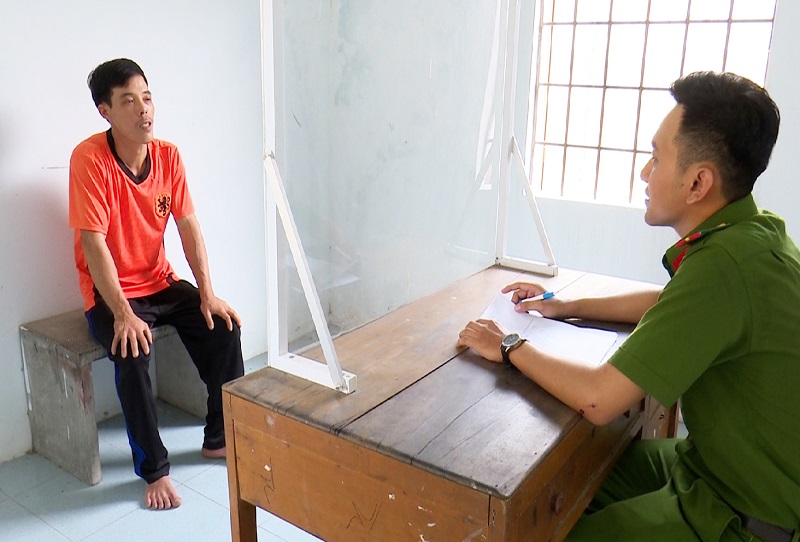 Khởi tố, bắt giam 2 dượng cháu trộm cắp tài sản trên bè nuôi cá