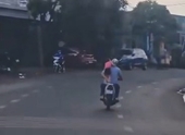 Xôn xao clip người đàn ông chạy xe máy một tay chở bé gái đứng trên yên xe