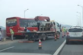 Xe khách va chạm xe quét đường trên cao tốc Hải Phòng- Hạ Long, nhiều người bị thương