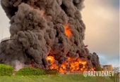 Kho dầu của Nga ở Sevastopol, Crimea bốc cháy rừng rực sau khi bị tấn công bằng UAV