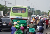 Người dân đổ về cửa ngõ Miền Tây rời TP Hồ Chí Minh nghỉ lễ