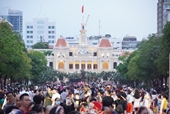 Người dân TP Hồ Chí Minh đổ ra đường xem pháo hoa mừng ngày Giải phóng miền Nam