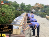 Công đoàn VKSND huyện Triệu Phong dâng hương, chăm sóc các phần mộ liệt sỹ