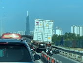Xe container tông loạt xe máy trên đường dẫn cao tốc TP HCM – Long Thành – Dầu Giây