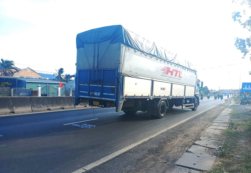 Va chạm với xe tải, một phụ nữ tử vong