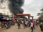 Cháy lớn ở chợ huyện biên giới, nhiều tiểu thương thiệt hại nặng