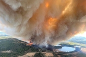 Cháy rừng như ngày tận thế ở Tây Nam Canada, hàng nghìn người phải sơ tán khẩn cấp