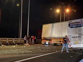 Ô tô khách va chạm với xe đầu kéo trên cao tốc Pháp Vân – Ninh Bình, 1 người tử vong