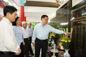 Trưởng Ban Tuyên giáo Trung ương Nguyễn Trọng Nghĩa dâng hương tại Bia tưởng niệm Suối Mạch Máng