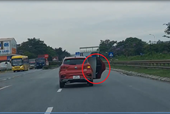 Xử phạt nữ tài xế ngang nhiên mở cửa xe ô tô di chuyển trên Quốc lộ 1A