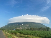Núi Bà Đen tiếp tục xuất hiện “đĩa bay mây” khiến du khách thích thú