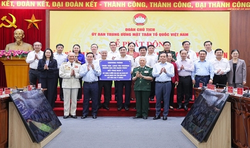 Công Đoàn VKSND tối cao ủng hộ 300 triệu đồng xây dựng nhà đại đoàn kết cho hộ nghèo tỉnh Điện Biên