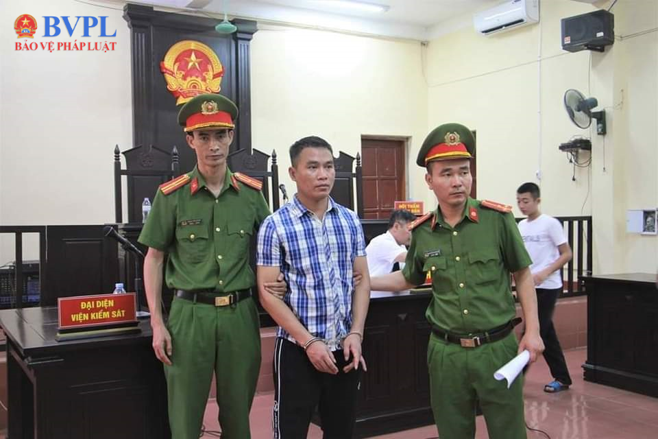 Vết trượt tội lỗi của nam thanh niên gần mực thì đen