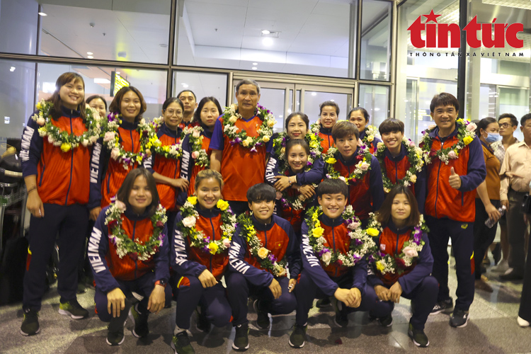 Những nữ chiến binh Sao Vàng được chào đón nồng nhiệt khi về nước