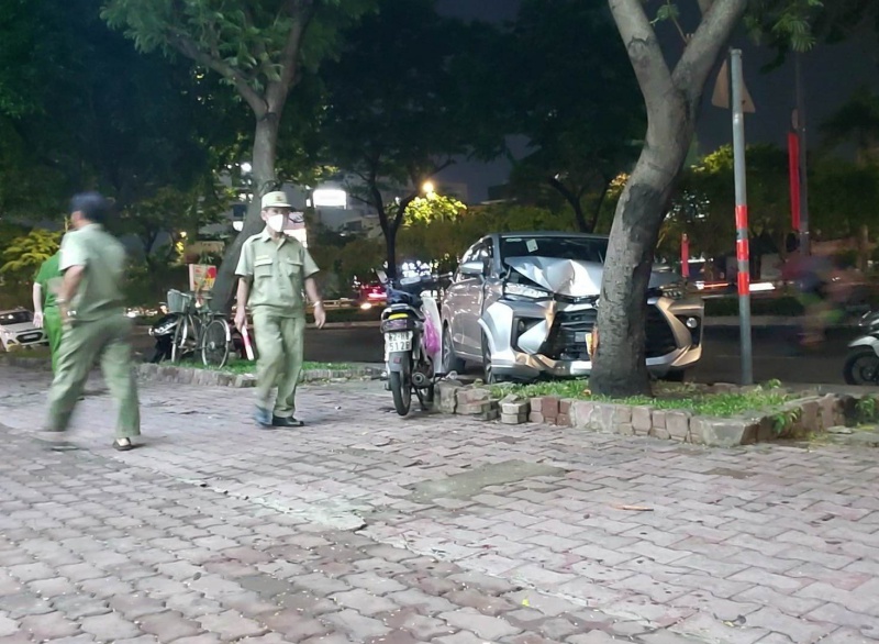 Tạm giam cô gái trong vụ tài xế ôtô công nghệ lao vào gốc cây rồi hô hoán bị cướp tài sản