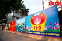 Phố phường Thủ đô rực rỡ sắc cờ đón chào kỷ niệm 133 năm ngày sinh Chủ tịch Hồ Chí Minh