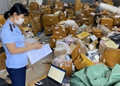 Phát hiện kho hàng mỹ phẩm, đồ gia dụng khủng nghi nhập lậu tại Hà Nội