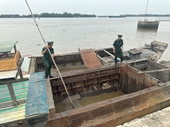 Tạm giữ phương tiện khai thác cát trái phép trên sông Đồng Nai