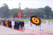 Đại biểu dự Kỳ họp thứ năm, Quốc hội khóa XV vào Lăng viếng Chủ tịch Hồ Chí Minh