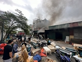 Cháy lớn tại kho chứa hàng chợ đầu mối Đền Lừ