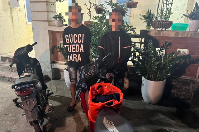 2 thiếu niên dùng dao quắm chém người để cướp xe máy