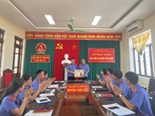 Trao tặng Huy hiệu 30 năm tuổi Đảng cho đảng viên chi bộ VKSND huyện Can Lộc
