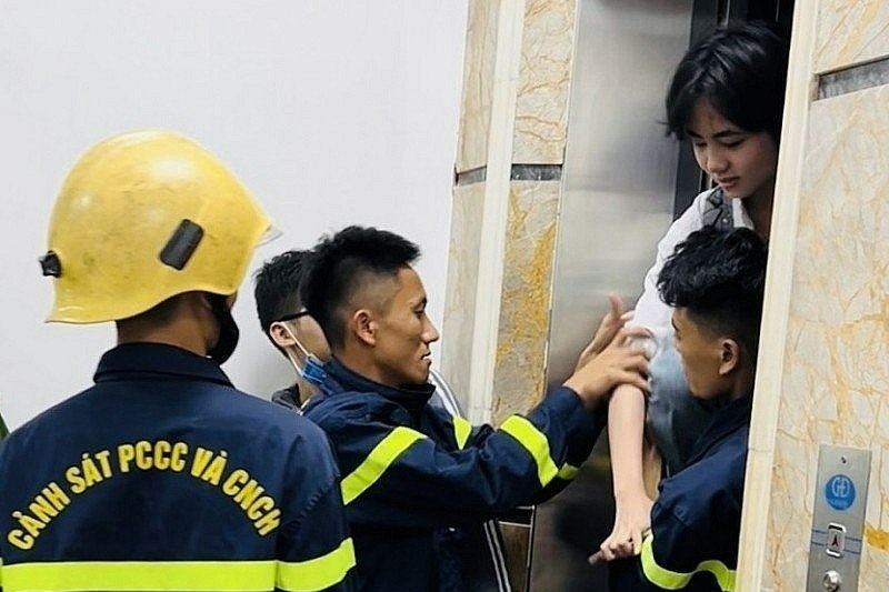 Giải cứu thành công 4 học sinh mắc kẹt trong thang máy