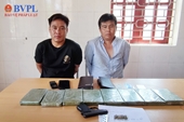 Bắt 2 đối tượng người Lào mang theo súng ngắn, vận chuyển 8 bánh heroin