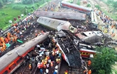 Hiện trường tai nạn tàu hỏa thảm khốc ở Ấn Độ khiến hơn 1 100 người thương vong