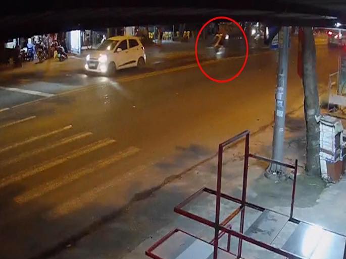 Video xe máy bốc đầu lao vào xe tải đi ngược chiều khiến một thanh niên tử vong