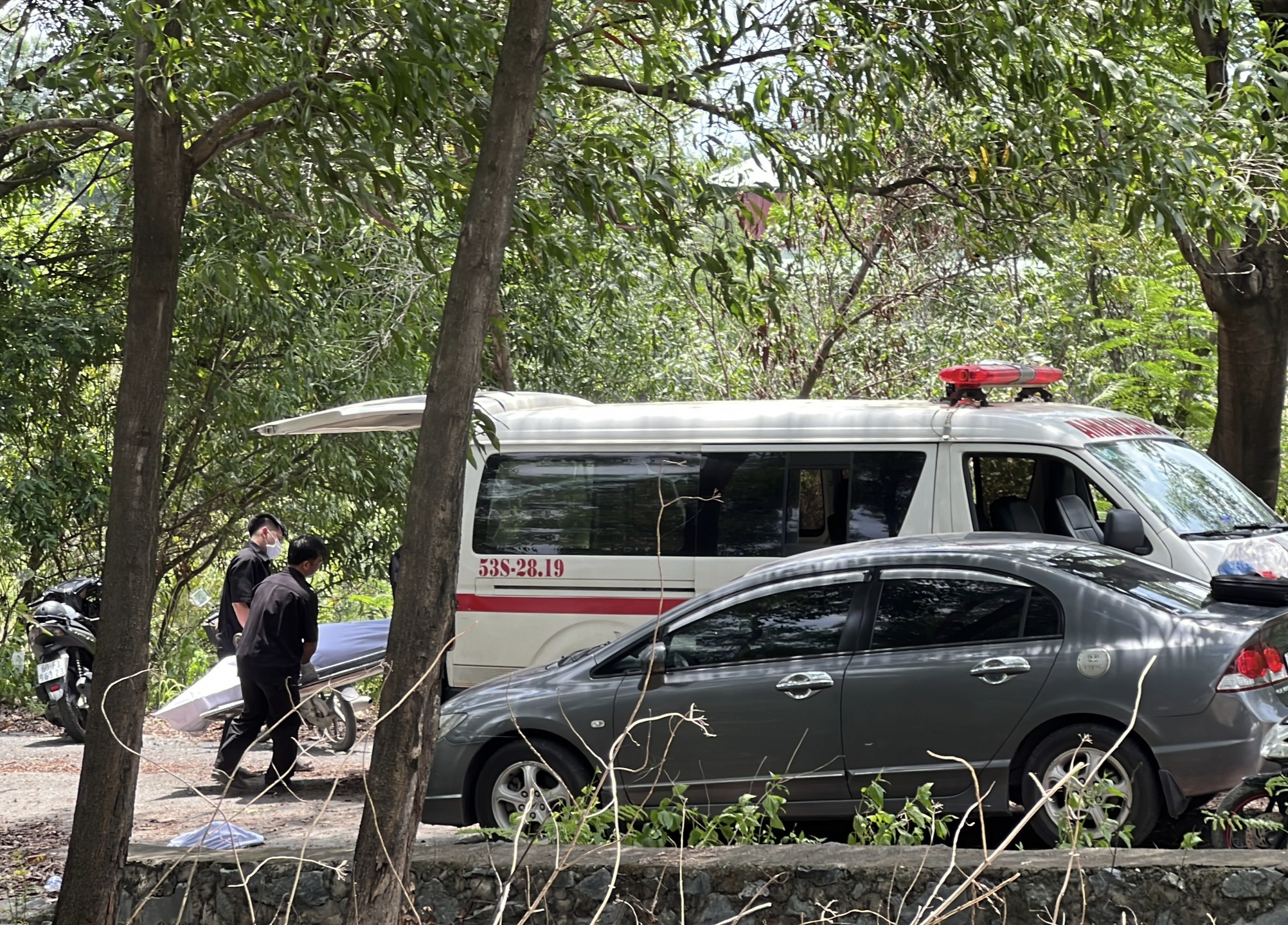 Phát hiện cụ ông 80 tuổi tử vong dưới hồ nước