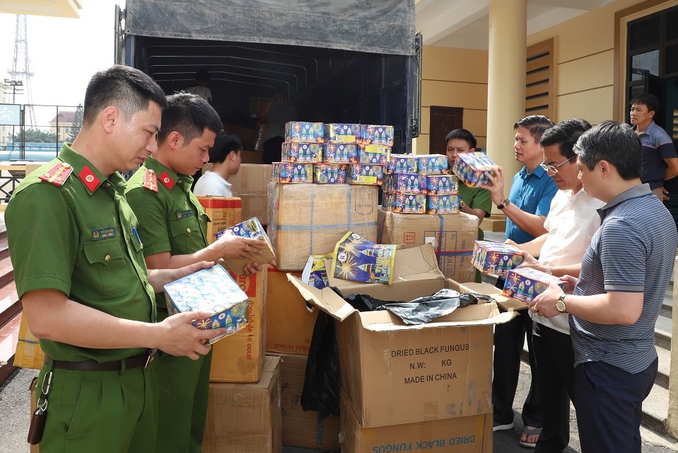 Phê chuẩn khởi tố 3 đối tượng trong đường dây buôn bán pháo nổ