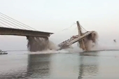 Khoảnh khắc cây cầu hơn 200 triệu USD sụp xuống sông Hằng trong nháy mắt
