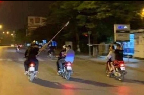 Nhóm thanh niên vác kiếm đuổi chém người lúc nửa đêm