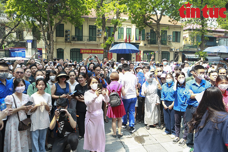 Phụ huynh đội nắng nóng lòng đợi con thi vào lớp 10
