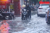 Nhiều tuyến phố của Hà Nội ngập sâu sau trận mưa giải nhiệt buổi trưa