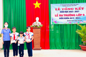 VKSND huyện Vĩnh Hưng tặng quà cho các em học sinh nghèo vượt khó