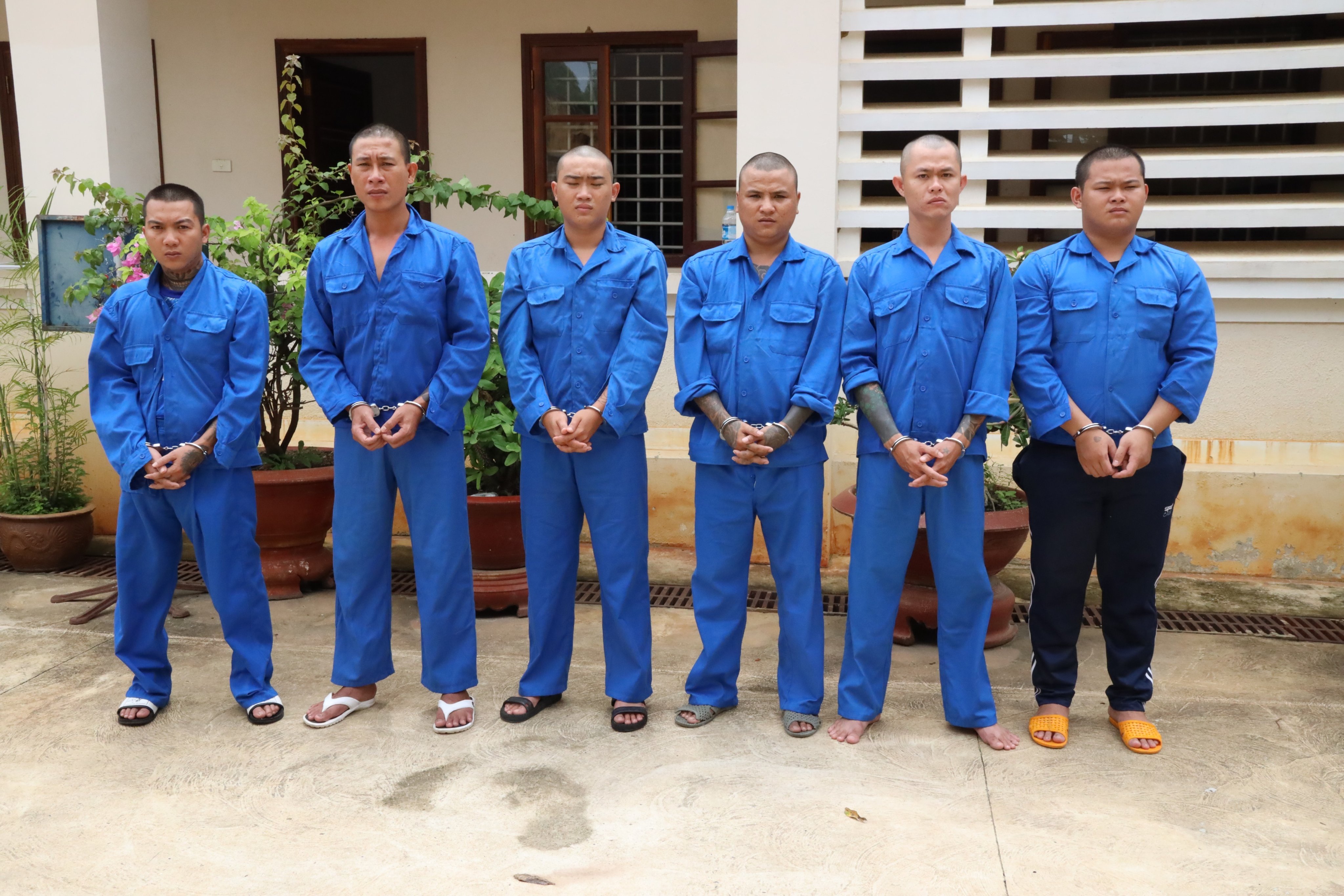 Bắt giam 6 đối tượng dùng súng và “bom xăng” gây rối