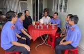 VKSND huyện Cư Kuin thăm hỏi, tặng quà Nhân dân buôn kết nghĩa