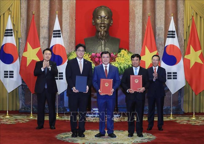 Chủ tịch nước Võ Văn Thưởng và Tổng thống Hàn Quốc chứng kiến lễ trao đổi các văn kiện hợp tác