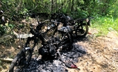 Hai xe máy của nhân viên bảo vệ rừng bị cháy trơ khung ở dưới chân đồi