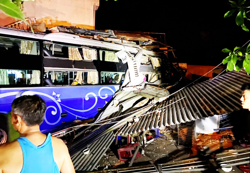 Xe khách tông sập nhà dân, tài xế tử nạn