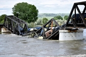 Hình ảnh sập cầu khiến nhiều toa hóa chất nguy hại rơi xuống sông ở Mỹ