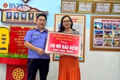 VKSND thị xã Điện Bàn tặng mũ bảo hiểm cho học sinh