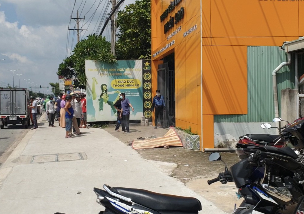 Điều tra nguyên nhân nam thợ hàn rơi mái nhà xuống đất tử vong