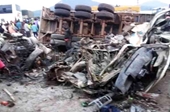 Xe đầu kéo ủi hàng loạt xe buýt ở Kenya, gần 80 người thương vong