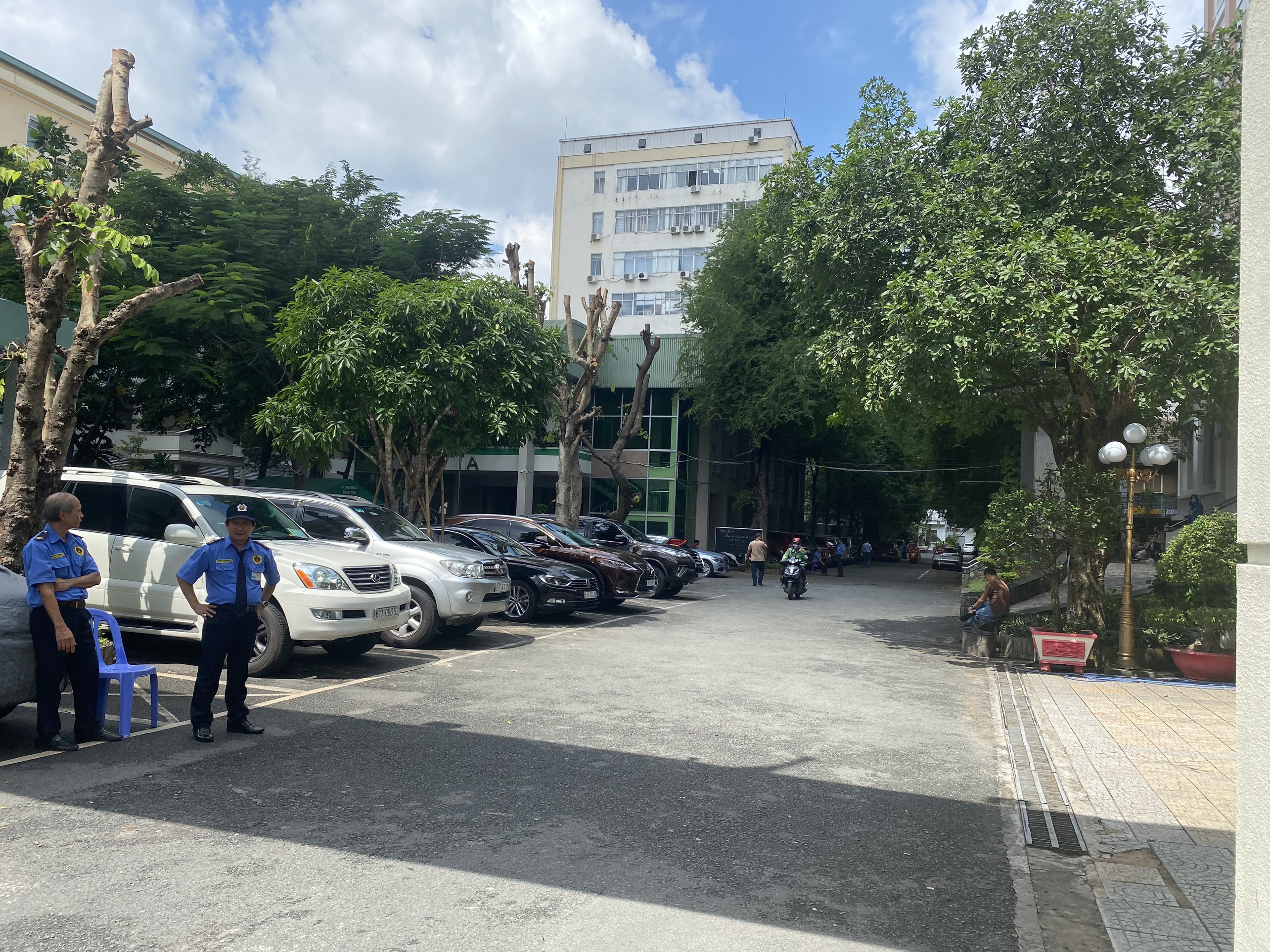 Leo lên mái tôn sửa cục nóng điều hòa, người đàn ông bị điện giật tử vong